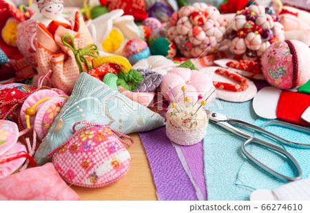Manufacture of hanging decorations Sew small items of Japanese cloth, motif of hanging things, hanging decorations 66274610