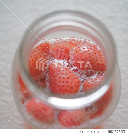 Where strawberry natural yeast is fermenting 66274865