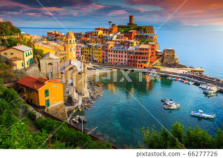 Gorgeous Vernazza village with colorful houses, 66277726