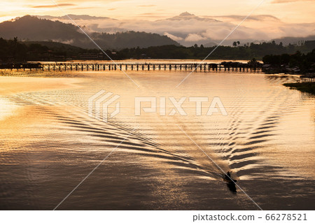 Silhouette mon bridge at sunrise, Sangkhlaburi Silhouette mon bridge at sunrise, Sangkhlaburi 66278521