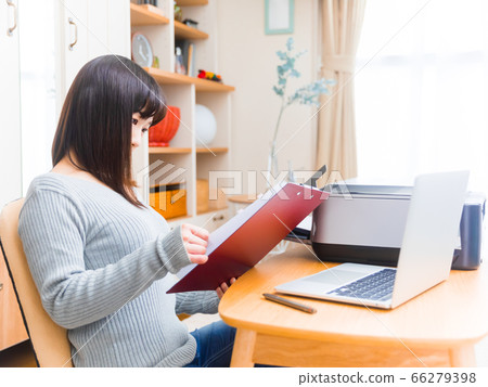 確認文件的女性遠程辦公遠程工作家庭作業複製空間4：3 66279398