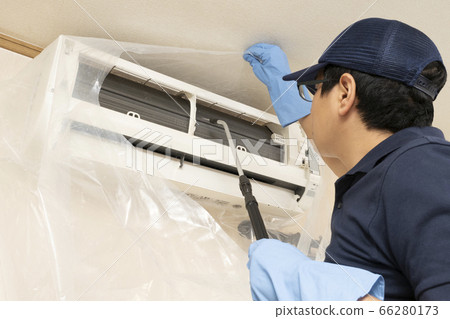 房屋清潔工人清潔空調 66280173