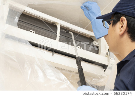 房屋清潔工人清潔空調 66280174