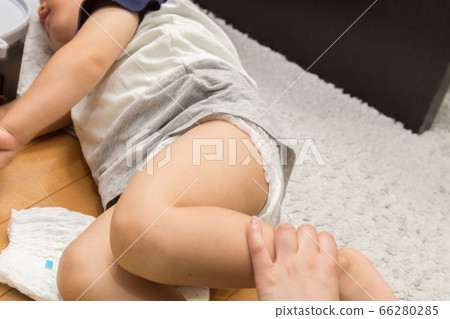 嬰兒換尿布 66280285