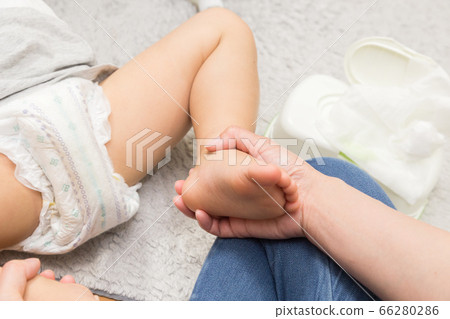 Baby changing diaper Baby changing diaper 66280286