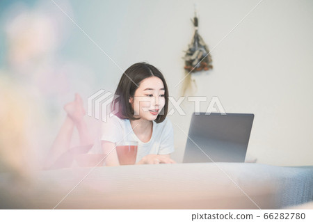 在線交流的女人 在線交流的女人 66282780