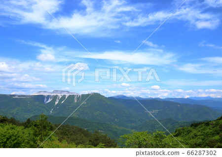 十里山石灰石礦初夏(高知縣二淀川町) 十里山石灰石礦初夏(高知縣二淀川町) 66287302