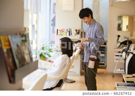 美髮師做削減的年輕男性美髮師 66287452