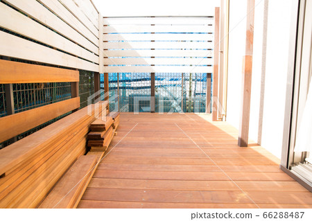 在花園裡做木甲板的中間 66288487