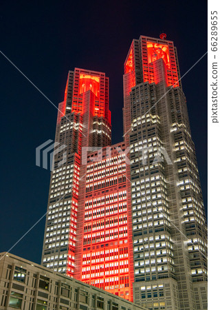 Tokyo Metropolitan Government lights up in red when "Tokyo Alert" is triggered by the spread of new coronavirus infection Tokyo Metropolitan Government lights up in red when "Tokyo Alert" is triggered by the spread of new coronavirus infection 66289655