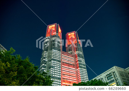 Tokyo Metropolitan Government lights up in red when "Tokyo Alert" is triggered by the spread of new coronavirus infection Tokyo Metropolitan Government lights up in red when "Tokyo Alert" is triggered by the spread of new coronavirus infection 66289660