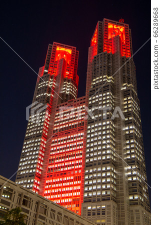 當新的冠狀病毒感染傳播引發“東京警報”時，東京都政府以紅色點亮 66289668