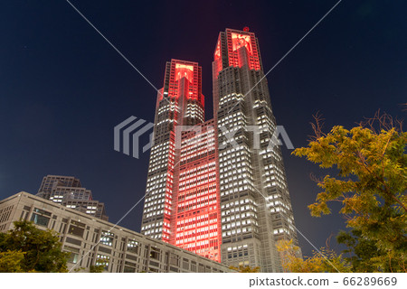 當新的冠狀病毒感染傳播引發“東京警報”時，東京都政府以紅色點亮 66289669