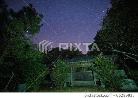 宮城神社和繁星點點的天空 66289933