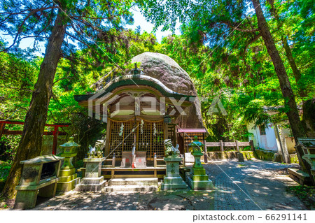 The worship hall and megaliths of Iwafune Shrine 66291141