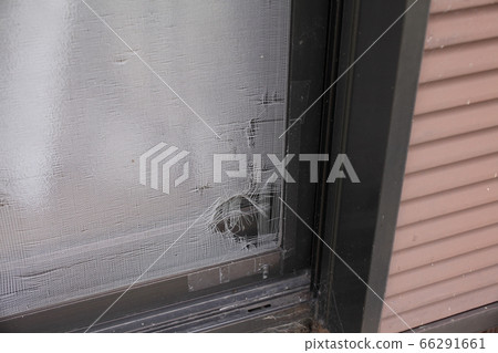 破碎的紗門 破碎的紗門 66291661