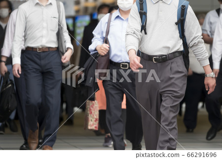 戴著面具的品川站東京通勤場景2020年5月26日 戴著面具的品川站東京通勤場景2020年5月26日 66291696
