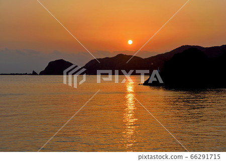 Sunset over the maritime statue Sunset over the maritime statue 66291715