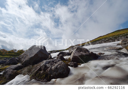 人參台的雪人參台(北海道神川町)的天空和天空(北海道神川町)谷和天空 人參台的雪人參台(北海道神川町)的天空和天空(北海道神川町)谷和天空 66292116