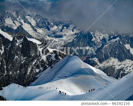 一條線到達勃朗峰的頂部 一條線到達勃朗峰的頂部 66292150