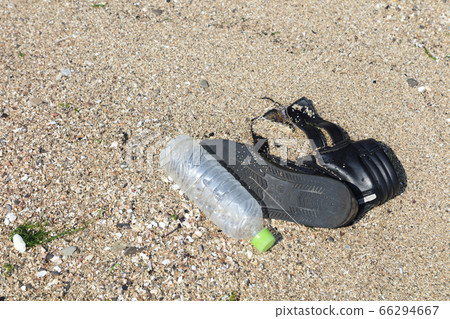 Drift trash washed up on the beach. 66294667