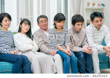 Three generations family 66295424