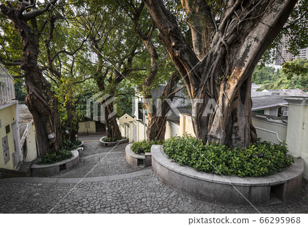 calcada do carmo portuguese colonial alleyway in calcada do carmo portuguese colonial alleyway in 66295968