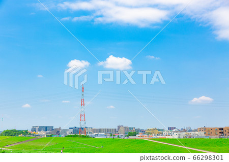 Clear blue sky in June 66298301