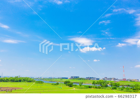 六月湛藍的天空 66298317