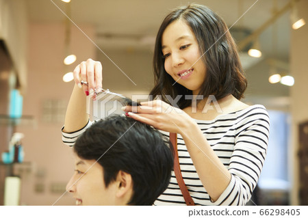 設置為年輕女子美髮師的髮型 設置為年輕女子美髮師的髮型 66298405