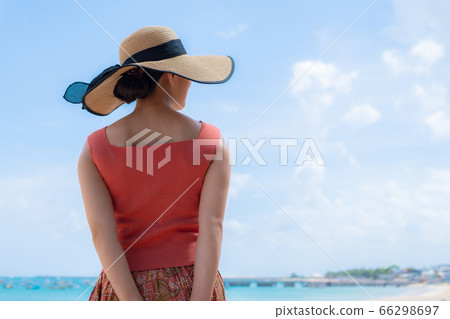 夏天海中的女人 66298697