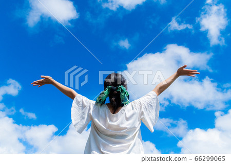 Women and blue sky 66299065