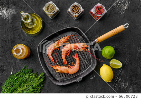 Top view of unpeeled shrimp with head in frying pan 66300728