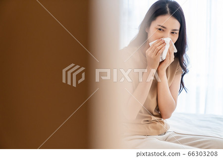 少婦病打噴嚏流鼻涕困擾床臥室人素材 66303208