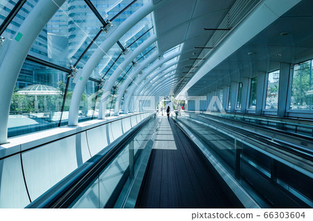 Moving walkway (horizontal escalator) 66303604