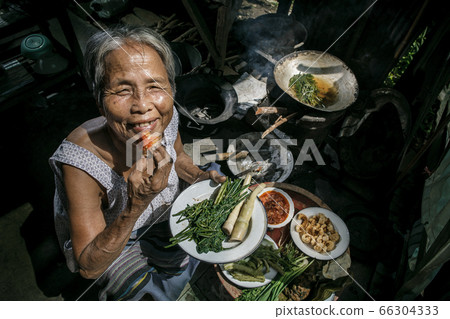 Senior woman chef cooks in the kitchen 66304333