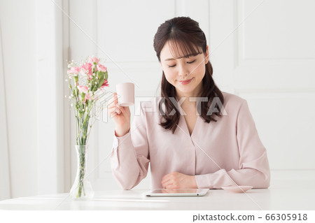 在家讀電子書的少婦 66305918