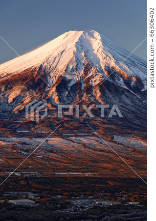 Mt. Fuji at sunrise seen from Oshino and Mt. Mt. Fuji at sunrise seen from Oshino and Mt. 66306402