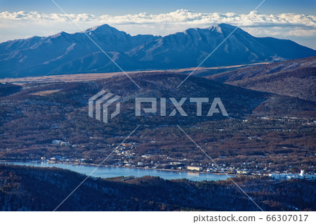 Lake Yamanaka and Mt. Ashitaka seen from the Oshino-Ryokosan Ridge Lake Yamanaka and Mt. Ashitaka seen from the Oshino-Ryokosan Ridge 66307017