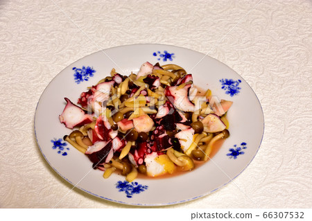 Stir-fried octopus and mushrooms in garlic 66307532
