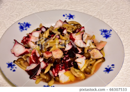 Stir-fried octopus and mushrooms in garlic 66307533
