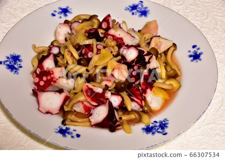 Stir-fried octopus and mushrooms in garlic 66307534