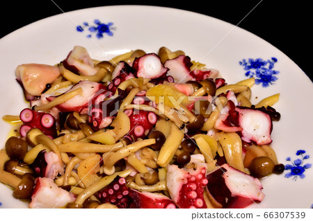 Stir-fried octopus and mushrooms in garlic 66307539