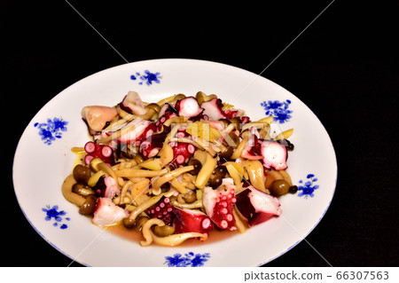 Stir-fried octopus and mushrooms in garlic Stir-fried octopus and mushrooms in garlic 66307563