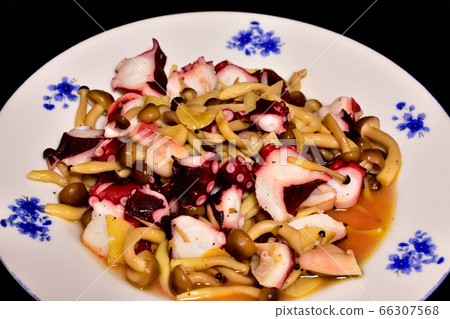 Stir-fried octopus and mushrooms in garlic 66307568