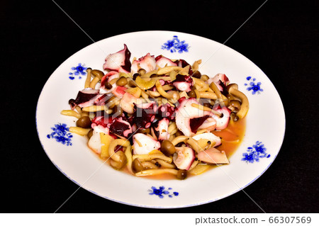 Stir-fried octopus and mushrooms in garlic 66307569