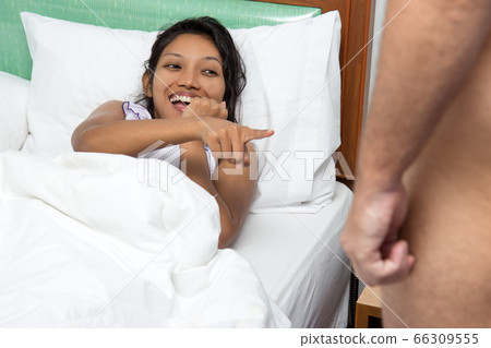 woman looking at a naked man and laugh 66309555
