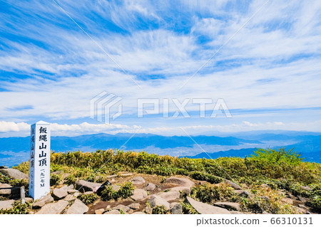 爬上新鮮的綠色山。 爬上新鮮的綠色山。 66310131