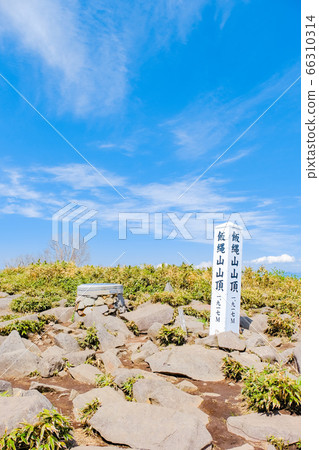 Climbing the fresh green Mt. Climbing the fresh green Mt. 66310314
