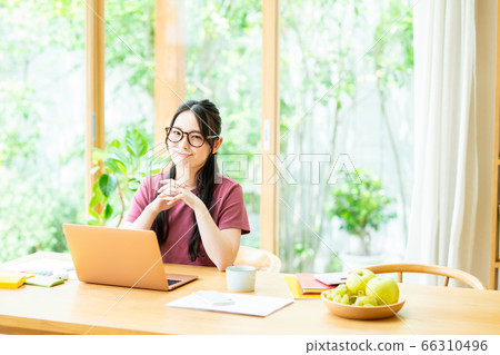 遠程辦公的年輕女子 遠程辦公的年輕女子 66310496